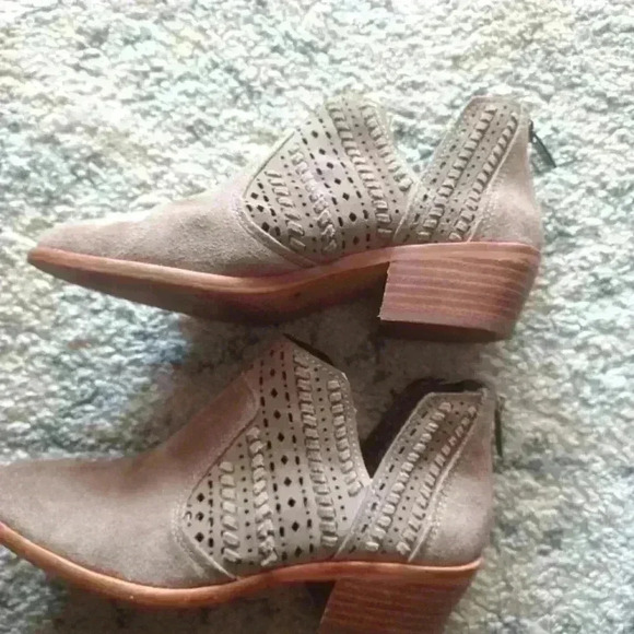 Vince Camuto Prasata Leather Bootie - Picture 13 of 13